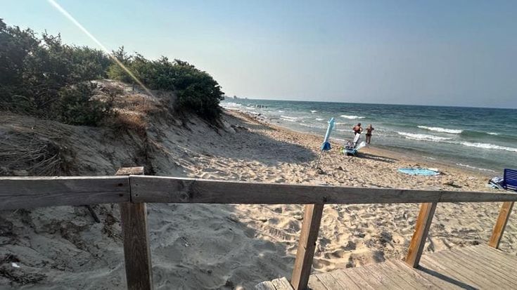 Salento, notte da incubo in spiaggia: comitiva aggredita da banda di 30 ragazzi con mazze e coltelli