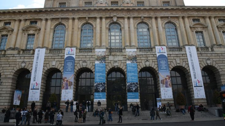 Verona: gli ultrà della famiglia presentano il feto-gadget