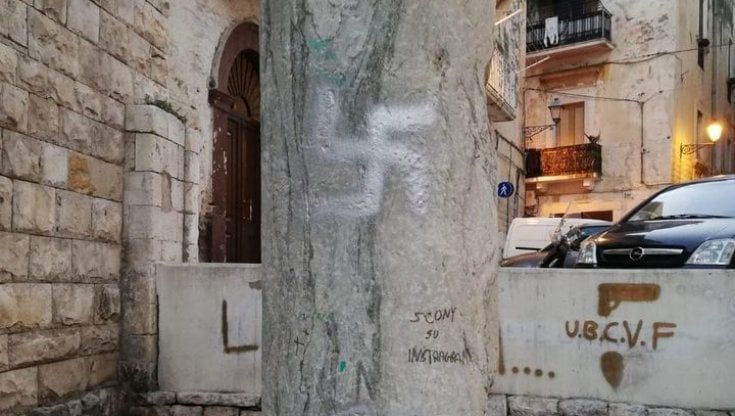Una svastica sulla colonna del sito archeologico: a Bari vecchia lo sfregio  per Santa Maria del Buonconsiglio