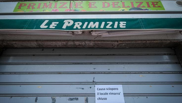 Blocco dei tir, nei supermercati della Sicilia sparisce l’acqua minerale