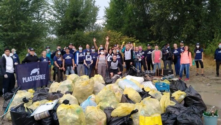 Volontari all'opera: 10 quintali di rifiuti rimossi lungo il greto del torrente Parma 