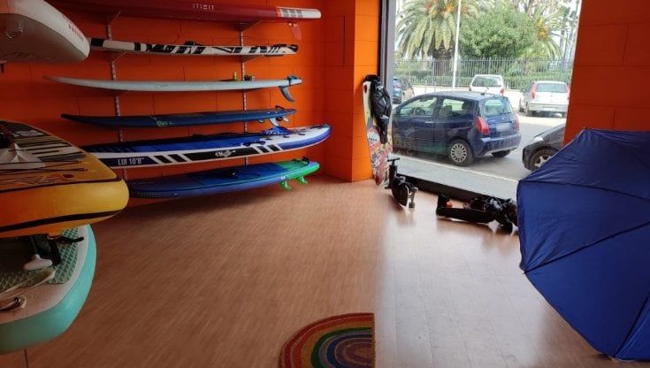 Bari, una casa per surf e sup: di fronte a Pane e pomodoro apre California. "Noleggio tavole e zona relax per turisti e appassionati"