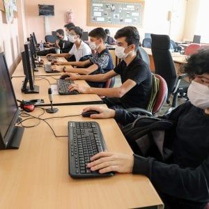 Lavoro, "la metà degli smart worker si sente esausta e poco supportata dal management"