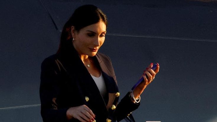 Trump e Donald Jr, al centro dei gossip. Laura Loomer a Bettina Anderson oscurano le donne di famiglia