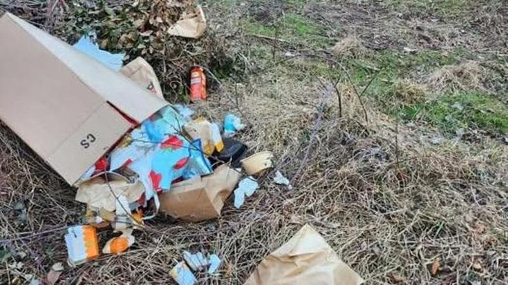 Fa 15 km per disfarsi dei rifiuti in un bosco, ma lascia documenti col suo nome: multato