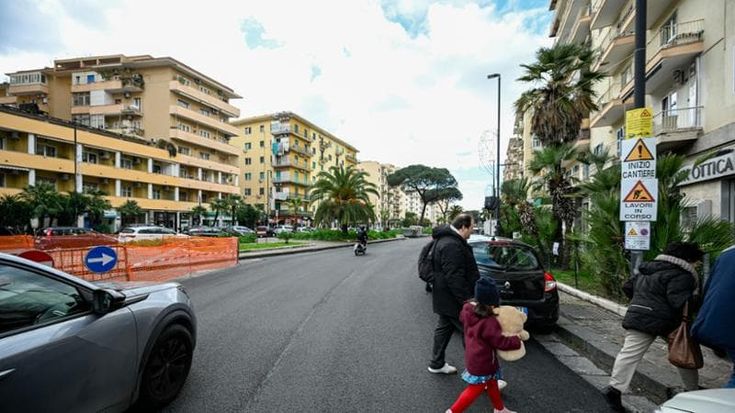 Napoli, in viale Augusto rush finale per il restyling: asfalto, panchine, cestini e 300 palme