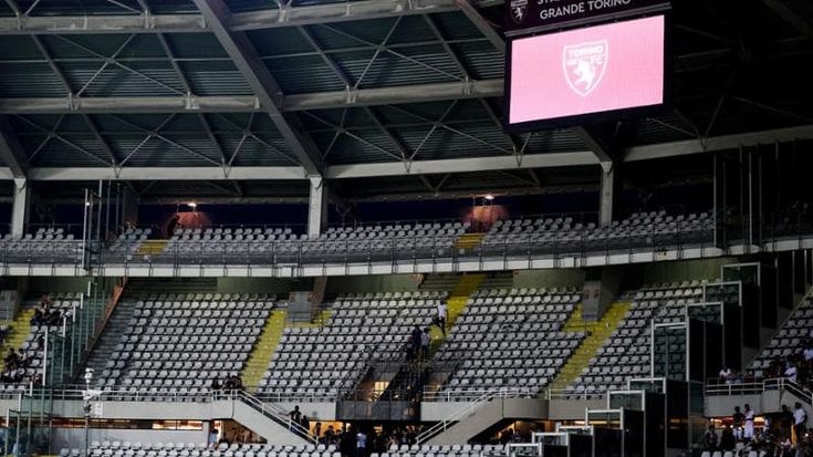 Derby Toro-Juve: i tifosi bianconeri lasciano lo stadio, alcuni ultras granata fanno altrettanto