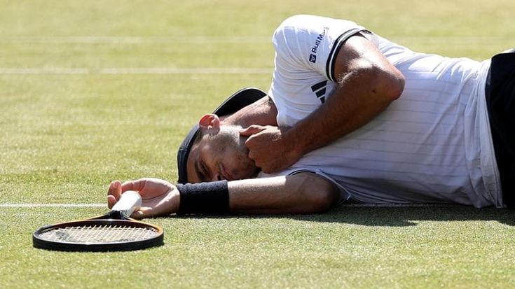Cerundolo, grande paura al Queen’s: viene colpito da una pallata alla gola e si accascia a terra