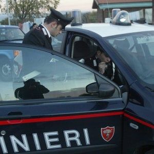 Bastonate alla postina perché suona nell'orario "sbagliato": anziano denunciato a Reggio Emilia