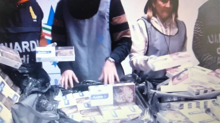 Fiumicino, maxi sequestro della Finanza: 127 chili di sigarette di contrabbando e abiti falsi