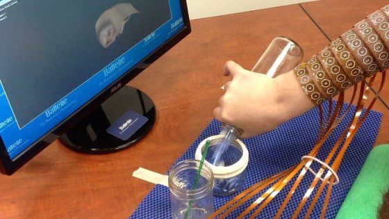 Ragazzo paralizzato riesce a versare acqua in un bicchiere grazie a un chip nel cervello