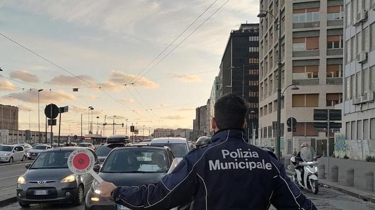 Napoli, il caso dei 71 Vigili al lavoro nel proprio quartiere. Il dirigente: “Stop trasferimenti”