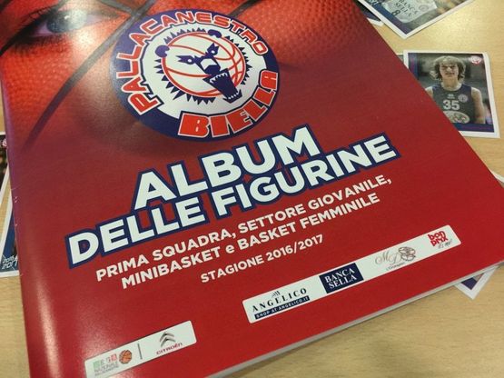 Biella, gli assi dei canestri come i campioni del calcio: l'Angelico finisce su un album di figurine