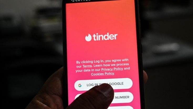 Palermo, americana 18enne violentata da un uomo conosciuto su Tinder: identificato e sotto torchio