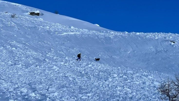 Valle d'Aosta sciatore travolto dalla valanga, i compagni lo trovano e lo salvano