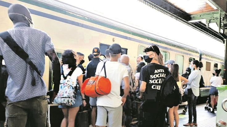 Risse, assalti ai treni e viaggi sulla cappelliera. la Riviera ligure va in tilt