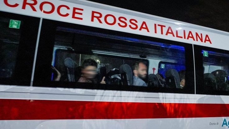 Pannolini, omogeneizzati e vestiti agli afghani di Settimo. La Croce rossa: "Ma ora ci servono volontari"