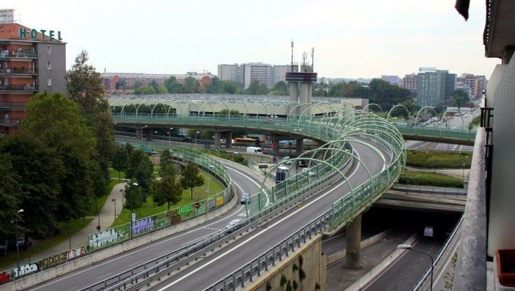 Incidenti stradali, sbanda allo svincolo dell'autostrada in piazza Maggi a Milano: morto un 44enne