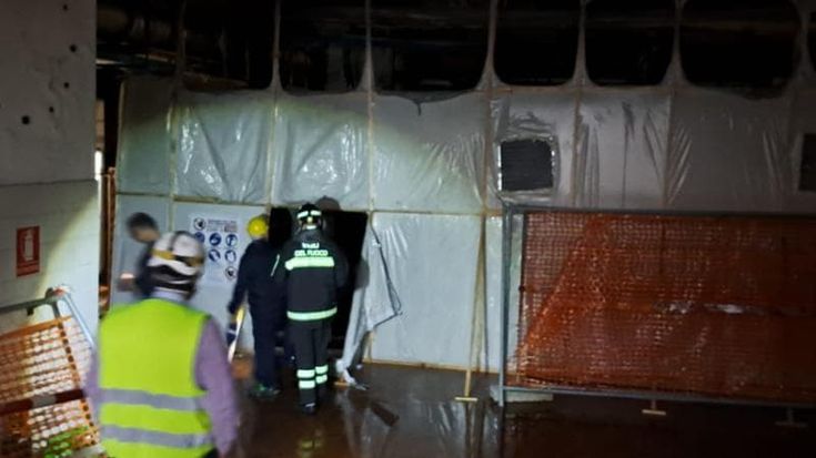 Milano, incendio nella sala caldaie del Palazzo di giustizia: evacuato tutto il tribunale, centinaia di persone in strada