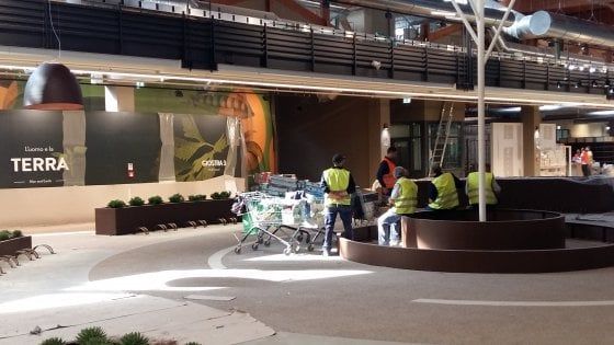 Un giorno tra gli stand aspettando Fico: operai, mozzarelle, chianine e stress