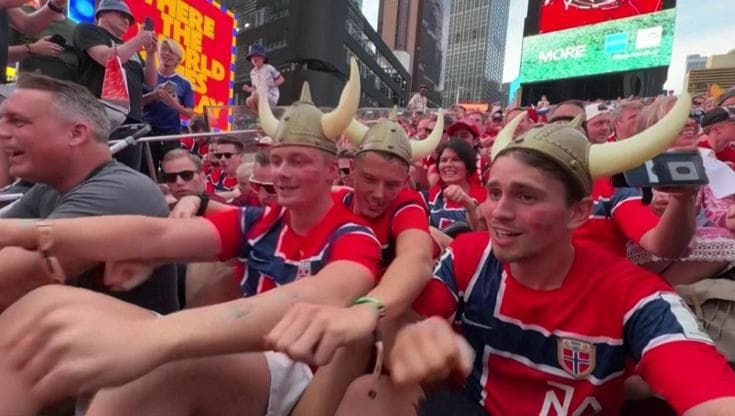 New York, la vogata vichinga sbarca a Times Square: la spettacolare coreografia dei tifosi norvegesi