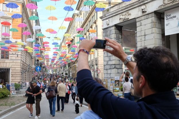Genova in festa, sfilate di moda e mostra di quadri in via Roma