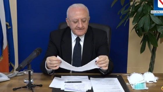De Luca: "Stringiamo i denti, ce la faremo". E mostra mascherine in diretta: "Ci hanno mandato quelle di Bunny il coniglietto"