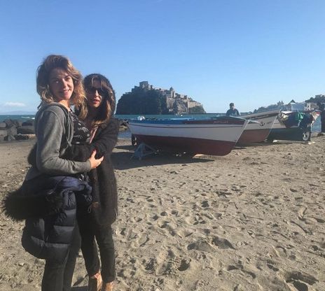 Ischia, Claudia Gerini con la Impacciatore vista Castello: "Ci riscopriamo pazze di noi"