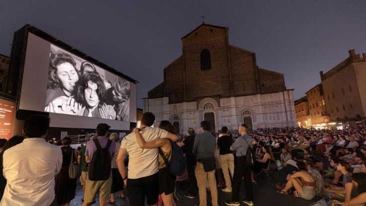 Il festival del Cinema Ritrovato fa il pienone in piazza Maggiore: è voglia di grande schermo
