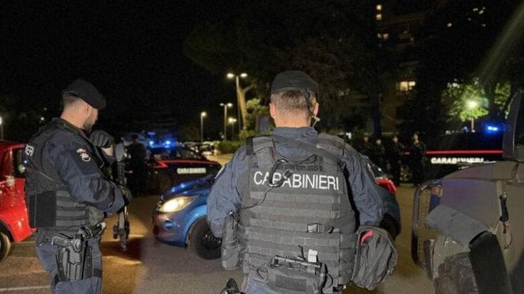 Blitz dei carabinieri a Centocelle con i blindati: tre arresti e tre denunce