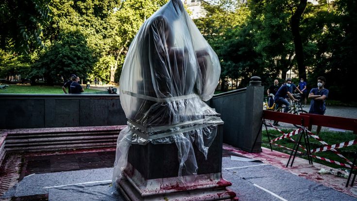  Il collettivo di studenti rivendica l’offesa alla statua di Montanelli