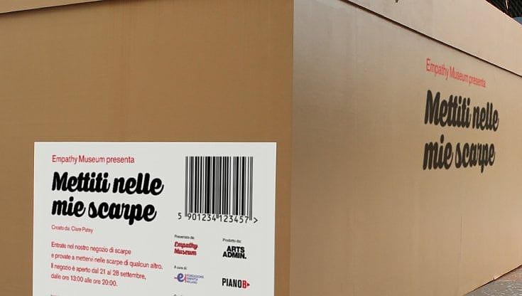 "Mettiti nelle mie scarpe", un viaggio-esperienza nelle vite degli altri. A Milano la maxi-installazione dell'artista Claire Pathey