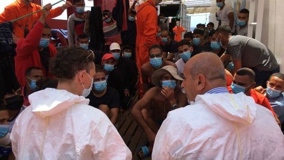Il sindaco di Pozzallo: "Pronto ad accogliere i migranti della Ocean Viking, ma per la sicurezza di tutti meglio la quarantena in mare" 