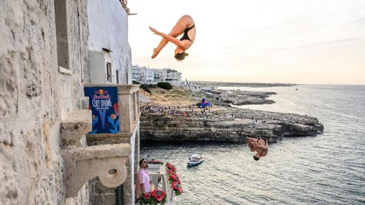 Nel borgo dei balconi-trampolino: “Che show i tuffi dalle nostre case”