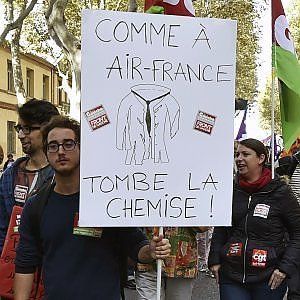 Air France, cinque arresti per violenze sui manager