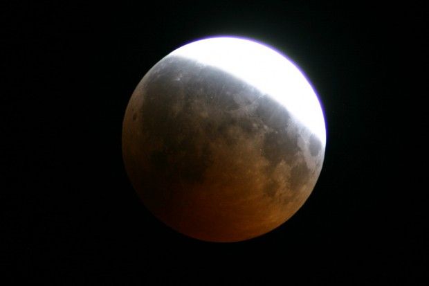 C'&egrave; l'eclissi parziale di luna