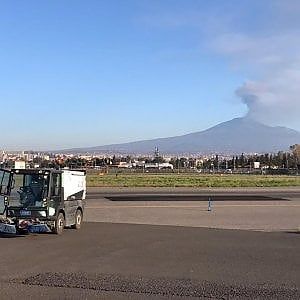 Catania, l'eruzione dell'Etna cala d'intensità: riaperto l'aeroporto di Fontanarossa 