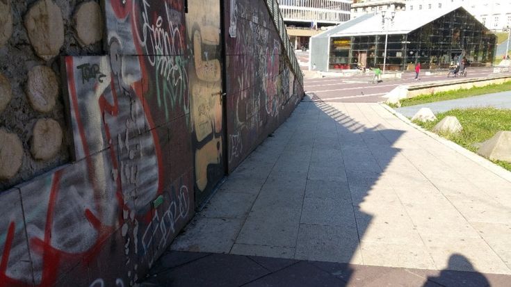 Torino, giallo in piazzale Valdo Fusi: chi ha rubato l'uomo robot?