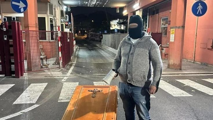 Finto funerale (con bara) davanti al centro rifiuti a Rocca Cencia. Ama: “Una minaccia, denunciamo”