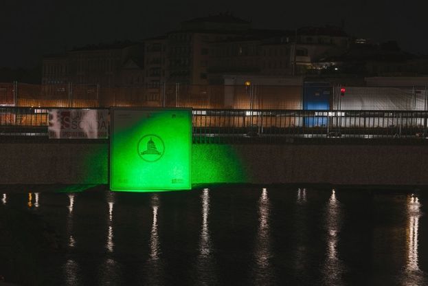 Un raggio verde tra Palazzo Vecchio e ponte Vespucci illumina la notte di Firenze 
