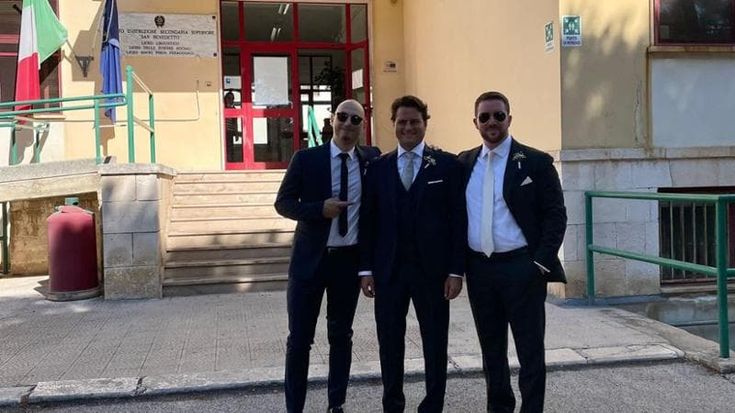 Prima delle nozze corre a scuola con i testimoni per firmare la presa in servizio: “Sono un prof precario e devo rispondere presente”