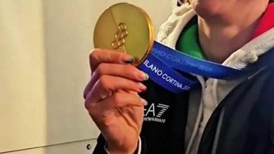 La gag di Arianna Fontana: al metal detector dimentica di posare le medaglie vinte a Milano Cortina