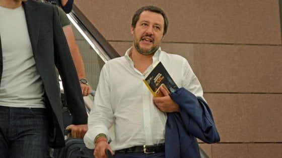Carofiglio: "Salvini col mio libro sotto braccio? È una buona notizia che un politico legga". E su Conte: "Rischia di essere un premier dimezzato" 