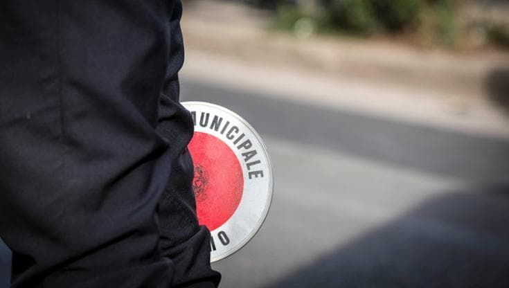 Vigile investito da una macchina. L’automobilista al volante: “Sono stata abbagliata dal sole”