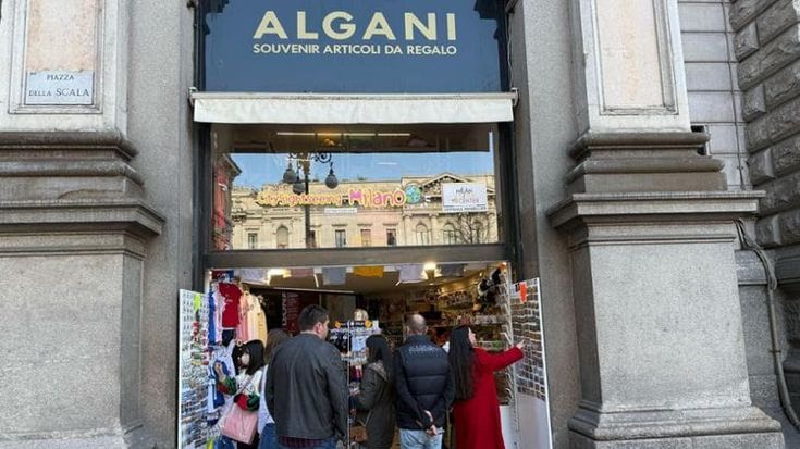 Algani, souvenir dal 1927: "In Galleria è cambiato tutto, ma le cartoline resistono sempre"