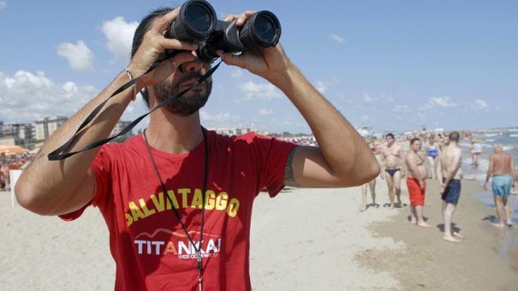 Bagnini, il mito perduto: “Salviamo vite a 5 euro l’ora,dimenticate Baywatch”