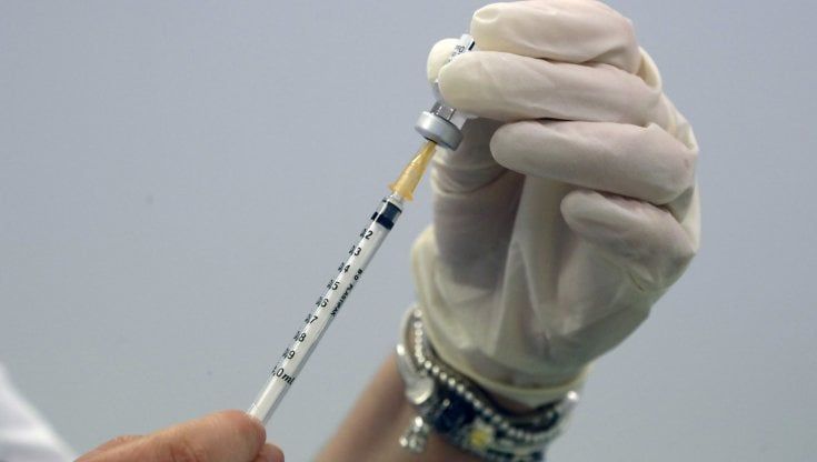 AstraZeneca, si cambia: ora richiami con Pfizer a un milione di under 60