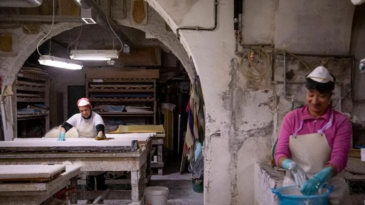 Nella bottega del gesso di via Tirso: “Da 100 anni creiamo opere d'arte solo con le mani”