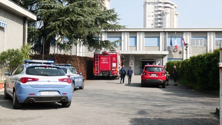 Spray urticante spruzzato in una scuola media di Milano: duecento tra alunni e prof evacuati per precauzione