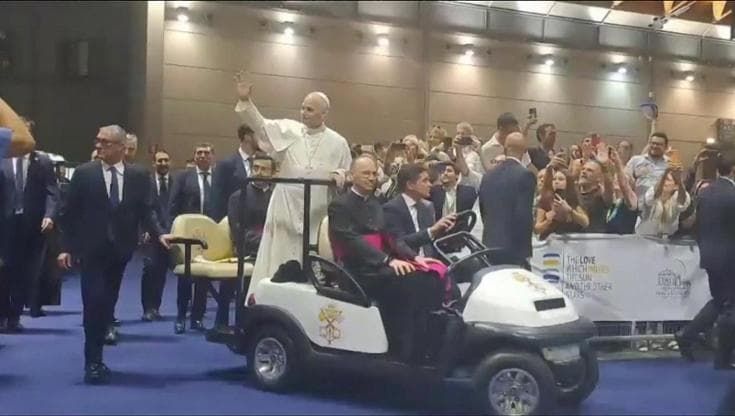 Papa Leone accolto da cori e applausi al meeting di Rimini: il boato al suo passaggio